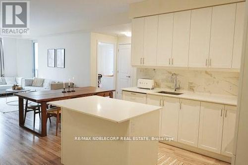 212 - 9075 Jane Street W, Vaughan, ON - Indoor Photo Showing Kitchen