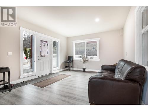 7880 Pleasant Valley Road, Vernon, BC - Indoor Photo Showing Living Room