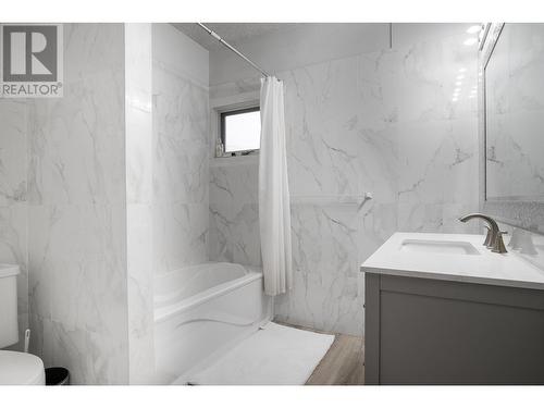 7880 Pleasant Valley Road, Vernon, BC - Indoor Photo Showing Bathroom