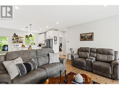 2884 Golf Course Drive, Blind Bay, BC - Indoor Photo Showing Living Room