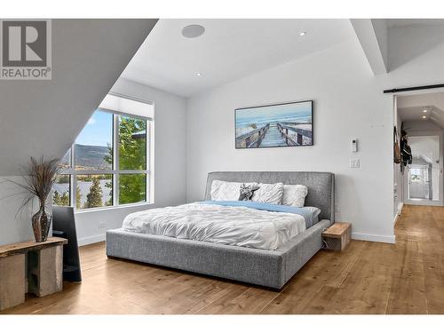 7810 Highway 97 N, Kelowna, BC - Indoor Photo Showing Living Room