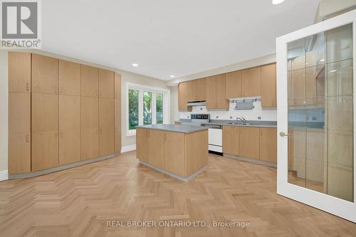 25 Jenkins Drive, Richmond Hill, ON - Indoor Photo Showing Kitchen