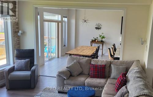 211 Lia Drive, Clearview (Stayner), ON - Indoor Photo Showing Living Room