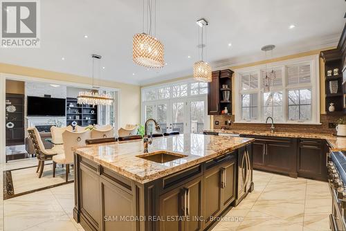 1604 Spring Road, Mississauga, ON - Indoor Photo Showing Kitchen With Upgraded Kitchen