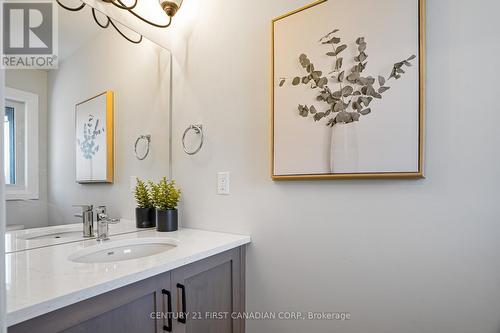 483 Huron Street, Plympton-Wyoming (Plympton Wyoming), ON - Indoor Photo Showing Bathroom