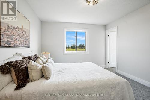 483 Huron Street, Plympton-Wyoming (Plympton Wyoming), ON - Indoor Photo Showing Bedroom