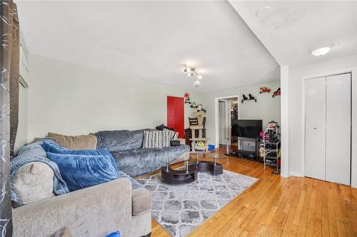 62 East 33Rd Street, Hamilton, ON - Indoor Photo Showing Living Room