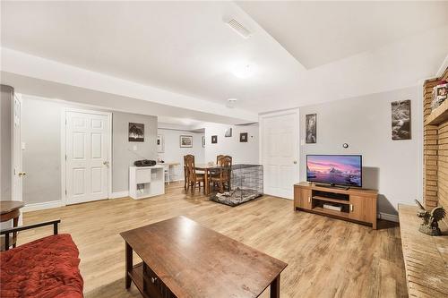 62 East 33Rd Street, Hamilton, ON - Indoor Photo Showing Living Room