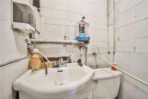 62 East 33Rd Street, Hamilton, ON - Indoor Photo Showing Bathroom