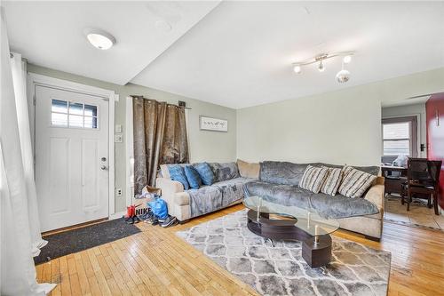 62 East 33Rd Street, Hamilton, ON - Indoor Photo Showing Living Room