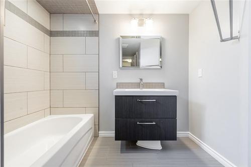 2 Bellingham Drive|Unit #2, Hamilton, ON - Indoor Photo Showing Bathroom