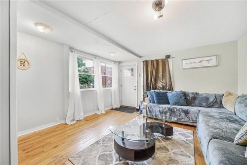 62 East 33Rd Street, Hamilton, ON - Indoor Photo Showing Living Room