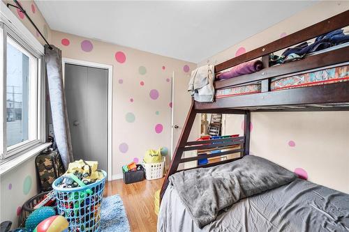 62 East 33Rd Street, Hamilton, ON - Indoor Photo Showing Bedroom