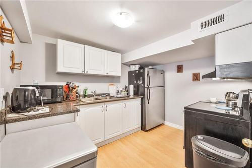 62 East 33Rd Street, Hamilton, ON - Indoor Photo Showing Kitchen With Double Sink