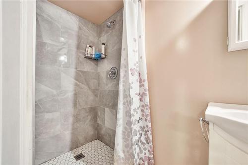 62 East 33Rd Street, Hamilton, ON - Indoor Photo Showing Bathroom