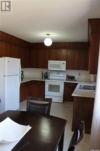 218 Carleton Drive, Saskatoon, SK - Indoor Photo Showing Kitchen With Double Sink