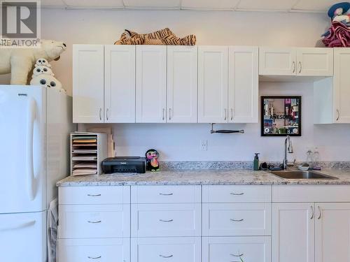 12821 Schaeffer Crescent, Summerland, BC - Indoor Photo Showing Kitchen