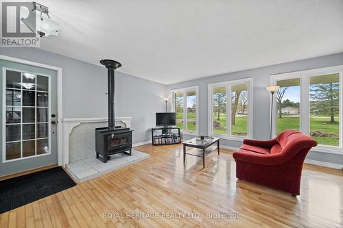 28 Andrew Court, Kawartha Lakes, ON - Indoor Photo Showing Living Room With Fireplace