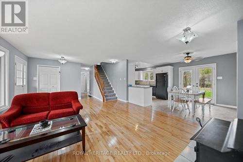 28 Andrew Court, Kawartha Lakes, ON - Indoor Photo Showing Living Room