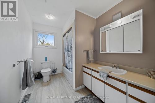 28 Andrew Court, Kawartha Lakes, ON - Indoor Photo Showing Bathroom