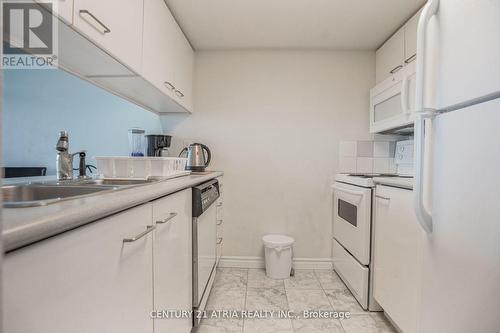 3309 - 38 Elm Street, Toronto, ON - Indoor Photo Showing Kitchen