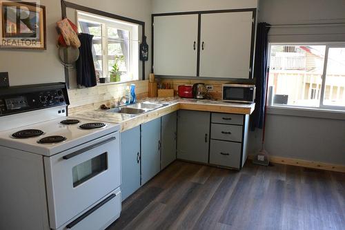 868 Ross Street, Quesnel, BC - Indoor Photo Showing Kitchen With Double Sink