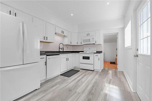 256 Wellington Street N, Hamilton, ON - Indoor Photo Showing Kitchen
