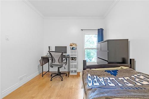 256 Wellington Street N, Hamilton, ON - Indoor Photo Showing Bedroom