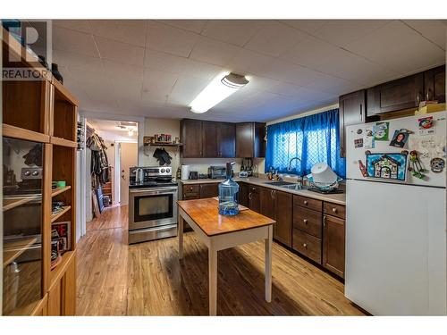 463 Heales Avenue, Penticton, BC - Indoor Photo Showing Kitchen With Double Sink