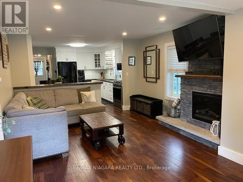 228 Ridgeway Road, Fort Erie, ON - Indoor Photo Showing Living Room With Fireplace