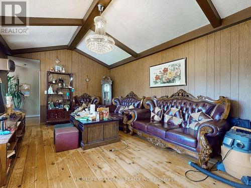 13099 Kennedy Road, Whitchurch-Stouffville, ON - Indoor Photo Showing Living Room