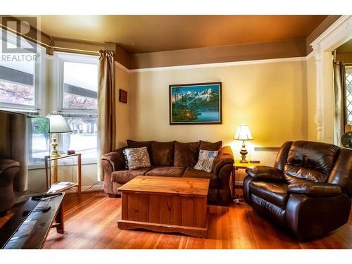 614 Mackenzie Avenue, Revelstoke, BC - Indoor Photo Showing Living Room