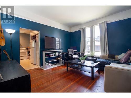 614 Mackenzie Avenue, Revelstoke, BC - Indoor Photo Showing Living Room