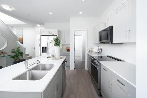 6 Saddle Creek Cove, Winnipeg, MB - Indoor Photo Showing Kitchen With Double Sink With Upgraded Kitchen