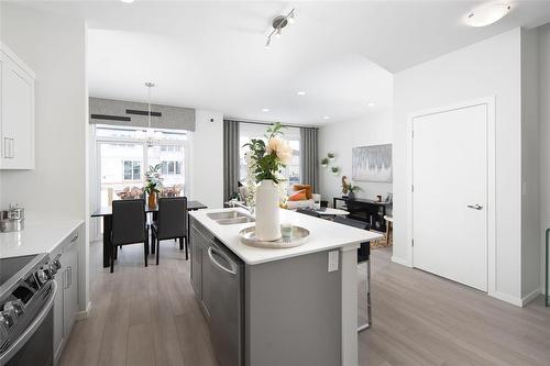 6 Saddle Creek Cove, Winnipeg, MB - Indoor Photo Showing Kitchen With Double Sink With Upgraded Kitchen