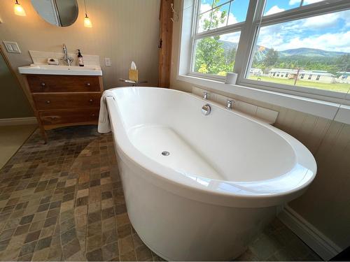 611 Nelson Street, Kimberley, BC - Indoor Photo Showing Bathroom