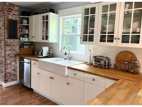 611 Nelson Street, Kimberley, BC - Indoor Photo Showing Kitchen With Double Sink