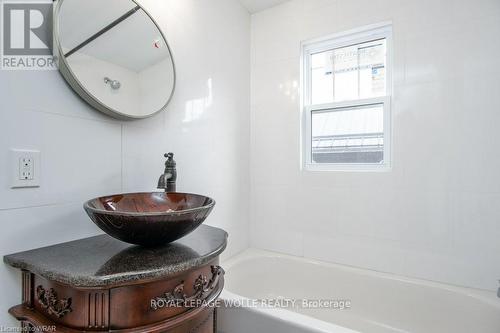 197 Palmer Avenue, Kitchener, ON - Indoor Photo Showing Bathroom