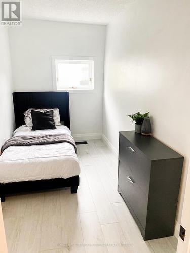 39 Division Street, Hamilton, ON - Indoor Photo Showing Bedroom