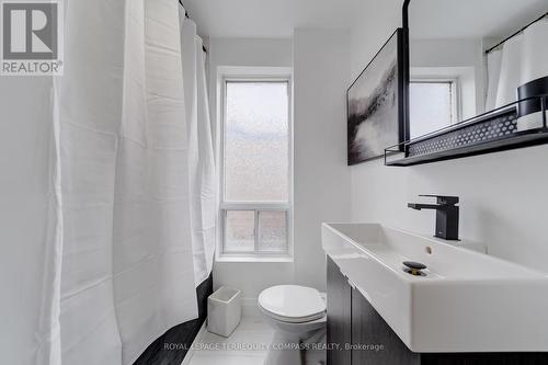 39 Division Street, Hamilton, ON - Indoor Photo Showing Bathroom