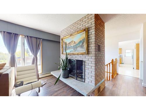 828 6Th Avenue, Kimberley, BC - Indoor Photo Showing Living Room With Fireplace