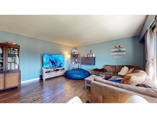 828 6Th Avenue, Kimberley, BC - Indoor Photo Showing Living Room