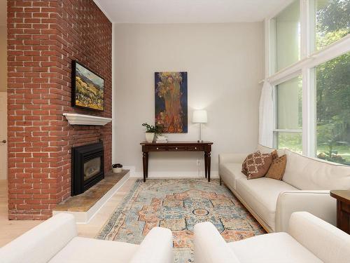 Living room - 724 Rue Surrey, Baie-D'Urfé, QC - Indoor Photo Showing Living Room With Fireplace