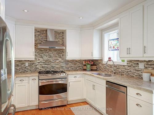 26 Oak Lea Circ, Markham, ON - Indoor Photo Showing Kitchen With Double Sink With Upgraded Kitchen