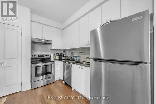 275 - 9 Phelps Lane, Richmond Hill, ON - Indoor Photo Showing Kitchen