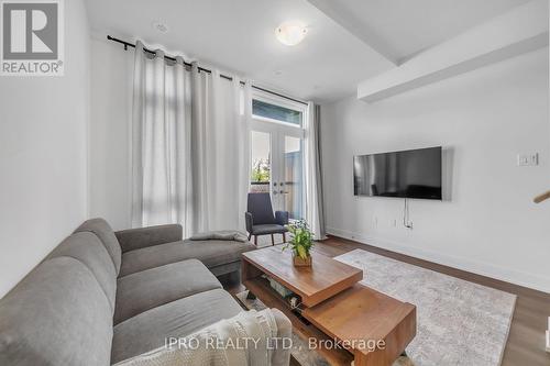 275 - 9 Phelps Lane, Richmond Hill, ON - Indoor Photo Showing Living Room