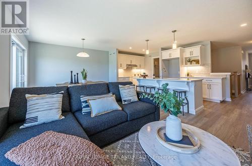 92 Empire Parkway, St. Thomas, ON - Indoor Photo Showing Living Room