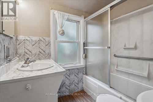 993 Cleta Street, Burlington, ON - Indoor Photo Showing Bathroom