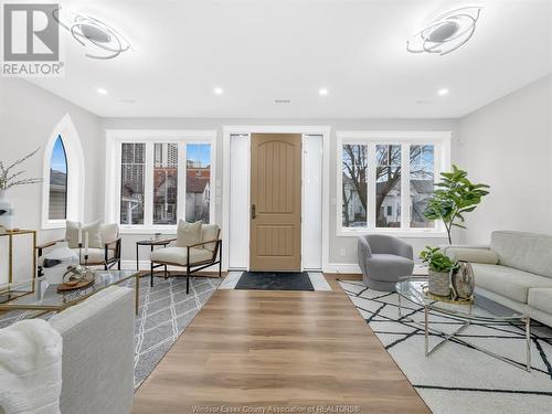 485 Church Street, Windsor, ON - Indoor Photo Showing Living Room