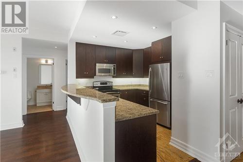 320 Mcleod Street Unit#402, Ottawa, ON - Indoor Photo Showing Kitchen With Upgraded Kitchen